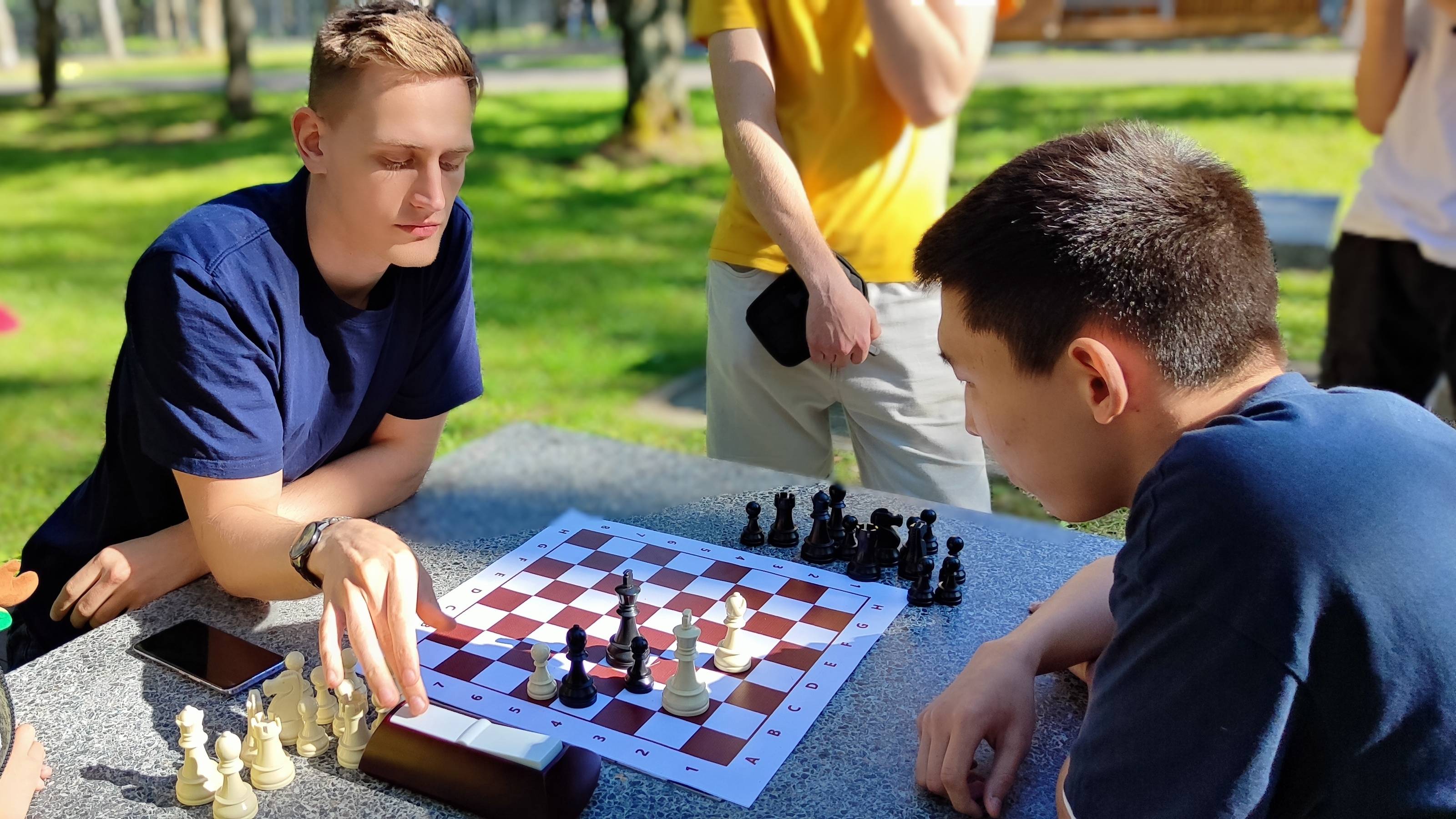 Шахматы в парке: студенты отметили День молодёжи